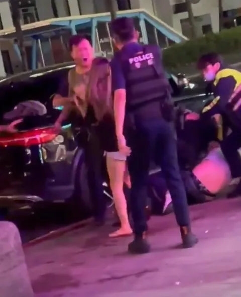 壽司店爆衝突，刺青男一行4人不肯依警方指示蹲下，慘挨警棍。翻攝臉書「爆廢公社二館」