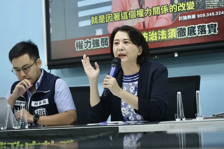 王鴻薇和林家興今天代受害人開記者會。林林攝