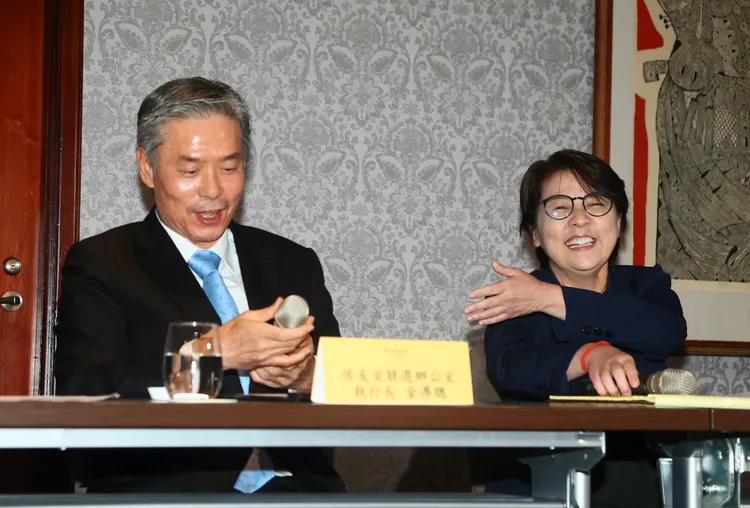 藍白合會前會結束後，金溥聰跟黃珊珊在記者會上說明。彭欣偉攝
