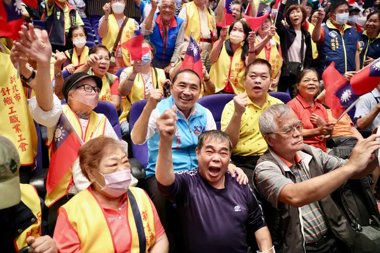 勞工後援會挺侯。翻攝畫面