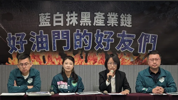 民進黨發言人林楚茵、卓冠廷、張志豪及彰化縣立委參選人吳音寧召開「藍白抹黑產業鏈：好油門的好友們」記者會。民進黨提供