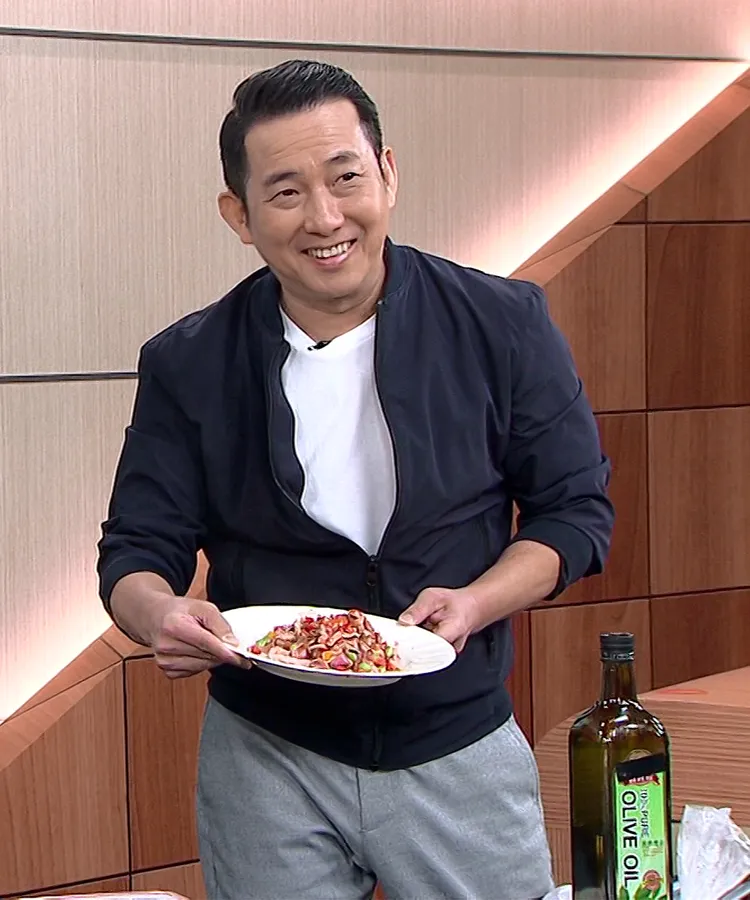 營養師現場示範如何製作健康菜，屈中恆協助料理。年代提供