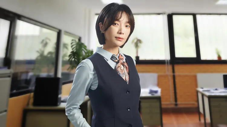 蔡淑臻新戲為了凸顯認真幹練，妝容刻意挑選淡色基本款。中視提供