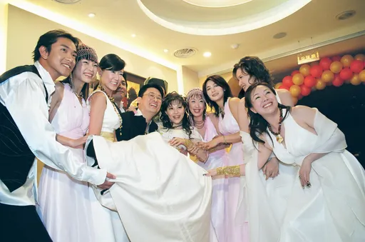 羅霈穎第1次當伴娘獻給她!美照重現 兩性作家20年婚笑改行畜牧業