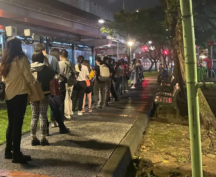 公車站人龍。翻攝臉書「李明賢 -阿賢之聲」