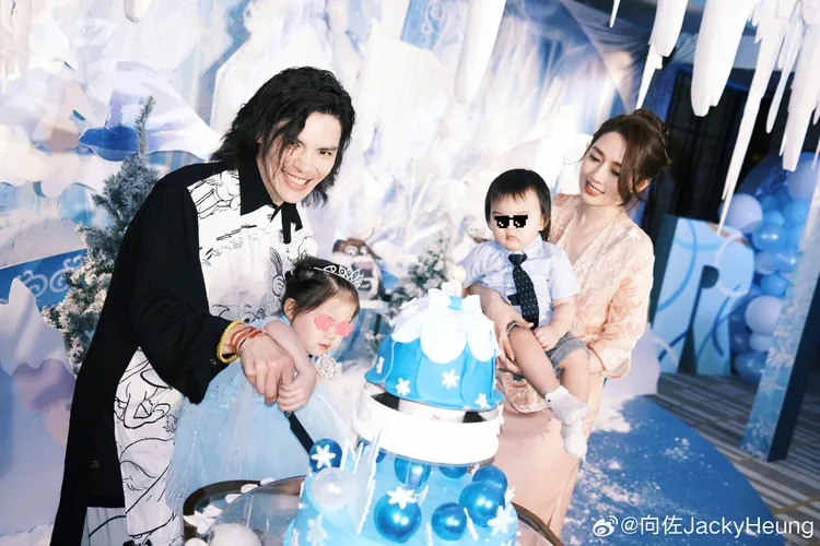 向佐、郭碧婷抱著兒女切蛋糕。翻攝向佐微博
