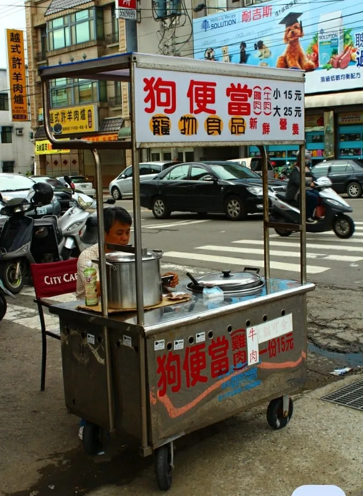 日前一名網友在竹北中華路上拍到一台餐車,招牌上寫著大大3個字「狗便當」。翻攝《路上觀察學院》社團