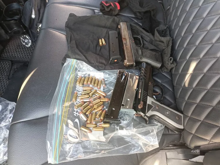 警方在犯嫌座車中查獲槍彈。警方提供
