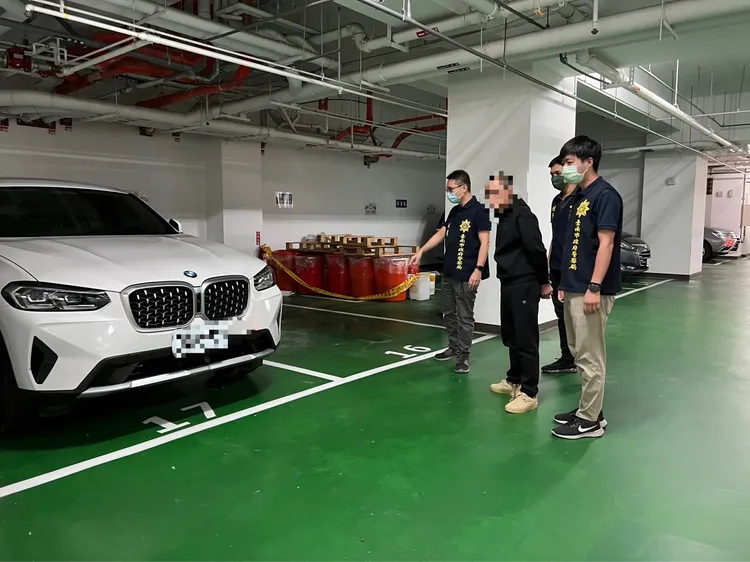 專案小組前往新北逮人。警方提供