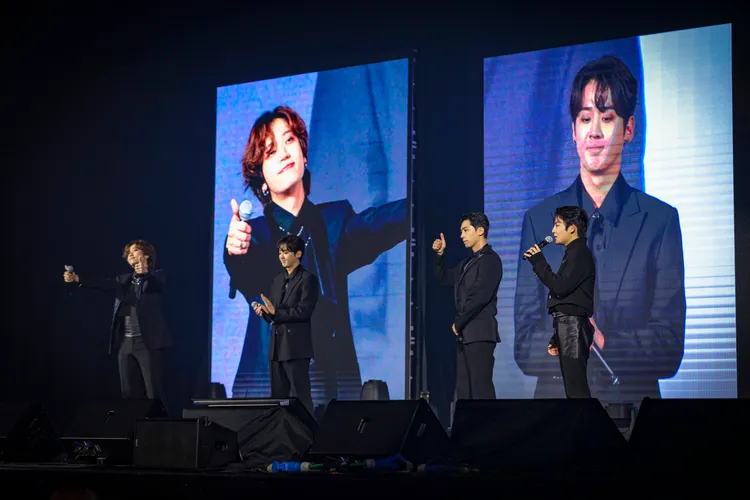 Ricky（左起）、天地、創造、Ricky比出讚，稱讚台灣粉絲。希林國際提供