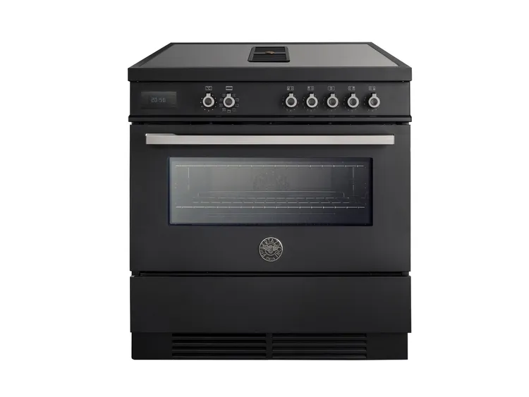 Bertazzoni 博塔隆尼 Air-Tec 爐連烤的每一層烤漆，都經過義大利工匠手工處理及拋光，為空間增添奢華感。業者提供