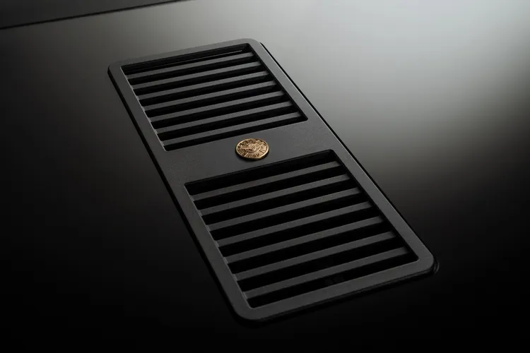 檯面式抽油煙機飾有漂亮的黃銅 LOGO 徽標。業者提供