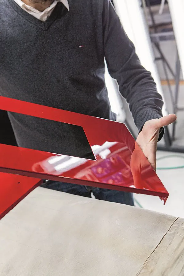 以義大利頂級超跑為靈感，將金屬製品、粉末烤漆、琺瑯塗層等技巧發揮淋漓盡致，打造出雋永且內斂的外觀。業者提供