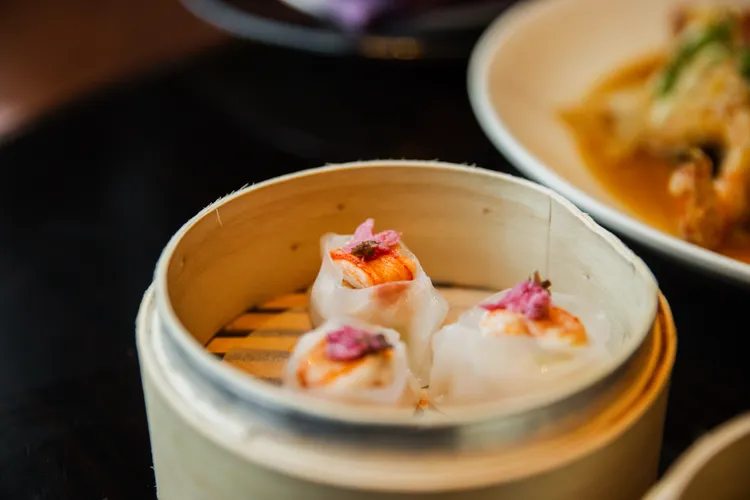 不喜剝殼的民眾，可品嘗鹽漬櫻花蟹肉鳳眼餃、蟹粉小籠包等精緻港點。業者提供