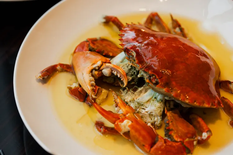 花雕蛋白雞油蒸沙母：以花雕酒、雞油與蛋白淋上螃蟹後蒸煮，更顯蟹肉的細緻鮮嫩。業者提供