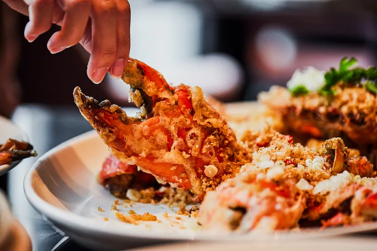 避風塘沙公：將酥炸螃蟹拌入蒜末及秘製醬料，打造經典美味。業者提供