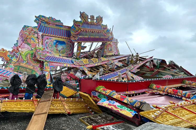 牌樓毀了，鄉親擔心會影響後續建醮事宜。王志弘攝