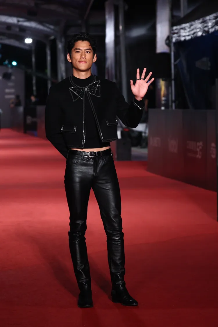 朱軒洋小露健身有成的蠻腰。攝影中心攝