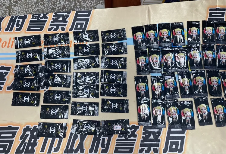 警方當場查扣毒品咖啡包、毒品K他命等證物。翻攝畫面