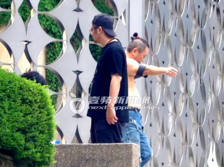 邰智源（右）當街脫衣服，露出鮪魚肚。特勤中心攝