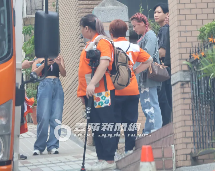 「這群人」尼克（右起）、董仔及搬家公司人員，在內湖豪宅拍攝一日系列單元。特勤中心攝