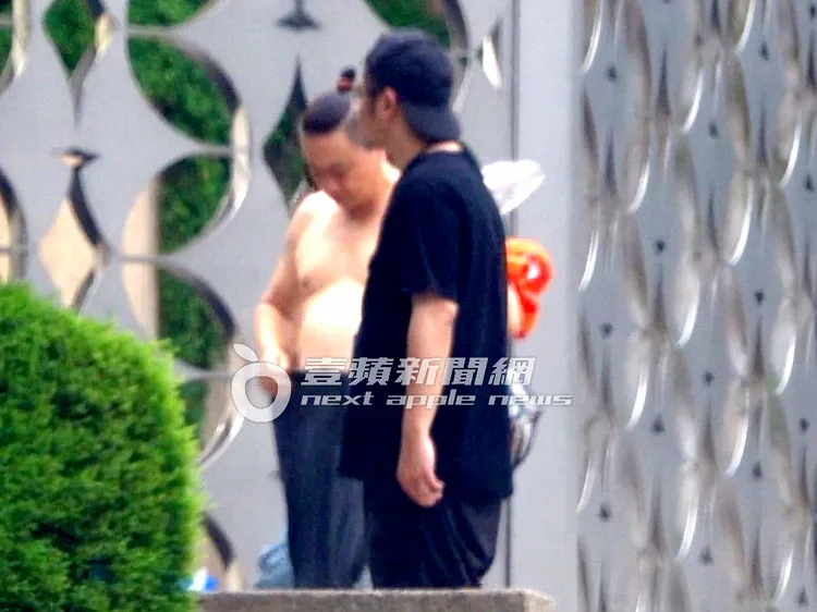 邰智源走出豪宅後，將「野坤」聯名上衣脫掉。特勤中心攝