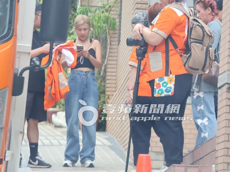 「這群人」木星（左）休息時間滑手機回覆訊息。特勤中心攝