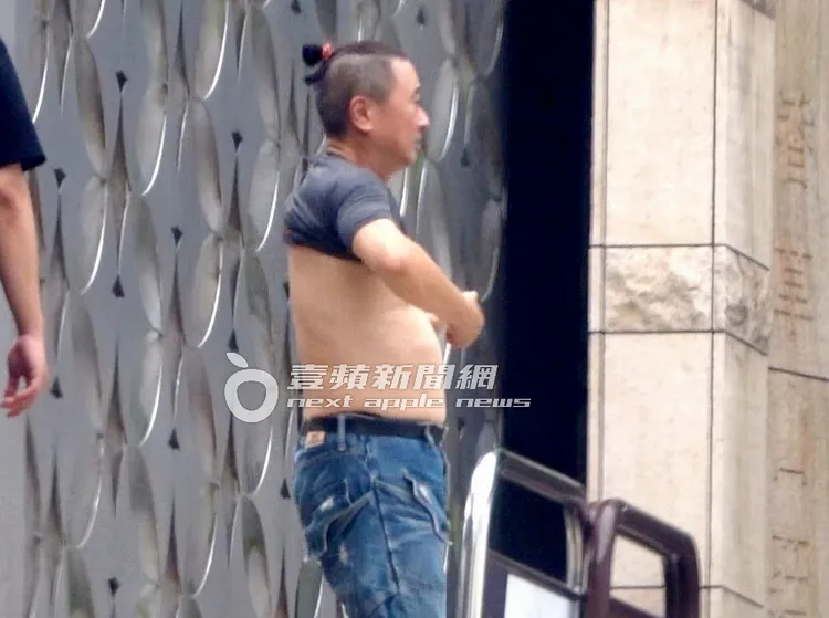 邰哥搬家搬到汗流浹背，當街上演更衣秀。特勤中心攝