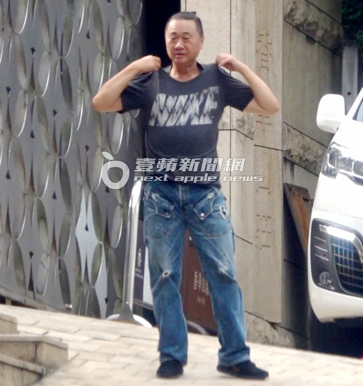 邰智源換好衣服後，整理服裝儀容。特勤中心攝