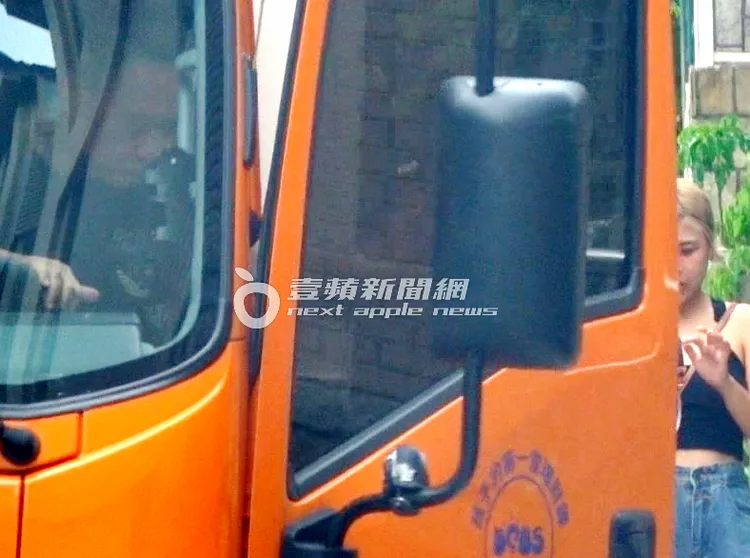 邰智源將大貨車停好後，解開安全帶準備下車。特勤中心攝