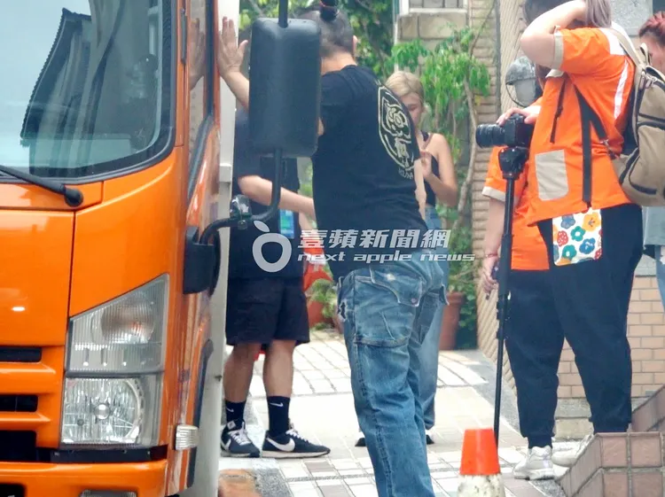 邰智源俐落跳下大貨車關好車門，動作一氣呵成。特勤中心攝