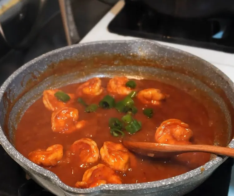 鮮蝦火雞麵食材：糖1/2茶匙、韓式辣醬1大匙、醬油1茶匙、玉米糖漿2茶匙、韓國拉麵1包、洋蔥丁30克、蝦仁10隻、水80毫升、青辣椒15克、起司片2片。IG @woodywoody315 提供