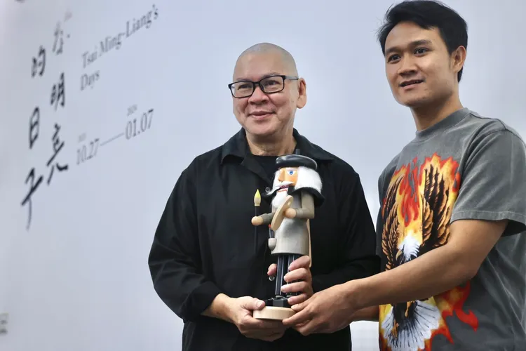 亞儂（右）送禮物給蔡明亮（左）。林林攝