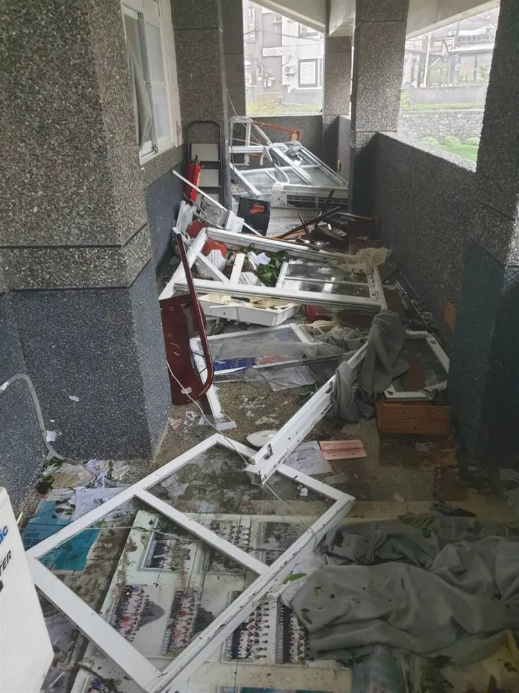 蘭嶼中學教室門窗全破。蘭嶼中學提供