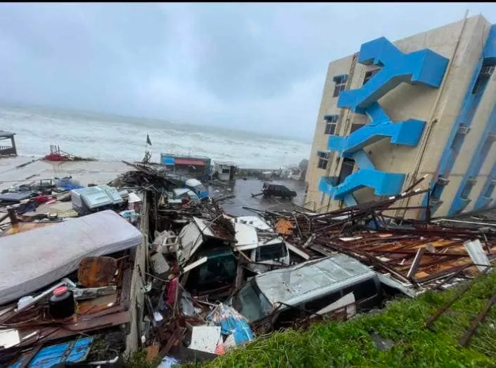 蘭嶼遭小犬颱風襲擊，滿目瘡痍。翻攝賴坤成臉書