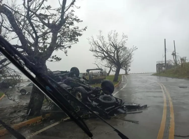狂風把車子整輛掀翻，可想見當時威力。翻攝賴坤成臉書