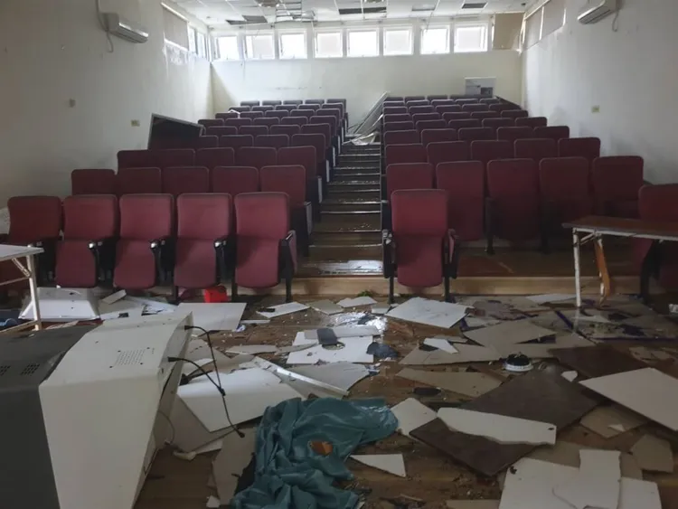 蘭嶼中學教室門窗被吹走，物品散落一地，災情慘重。 蘭嶼中學提供