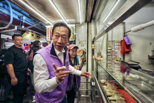 趙少康「挺郭台銘背板」藍不爽！　郭辦嗆廣告還有這些：國民黨考紀會很忙