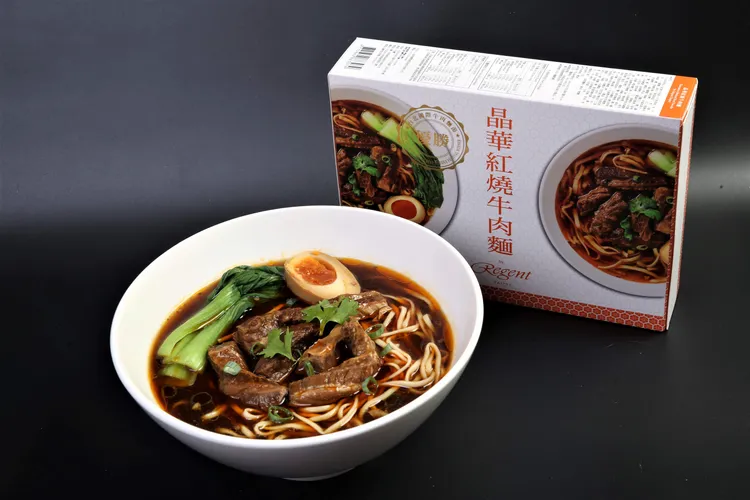 早鳥預定入住之旅客，再加贈晶華人氣熱銷常溫紅燒牛肉麵禮盒 兩入。業者提供