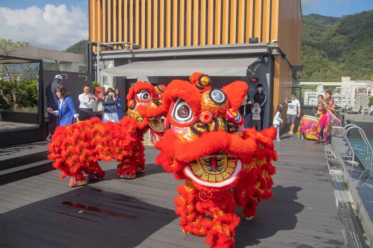 館內新年精彩活動由大年初一祥獅獻瑞揭開序幕，過年期間也有新春市集。業者提供