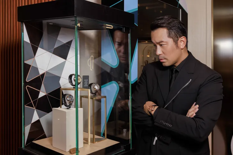 張孝全鑑賞哥白尼天體球2460 RT腕錶。品牌提供