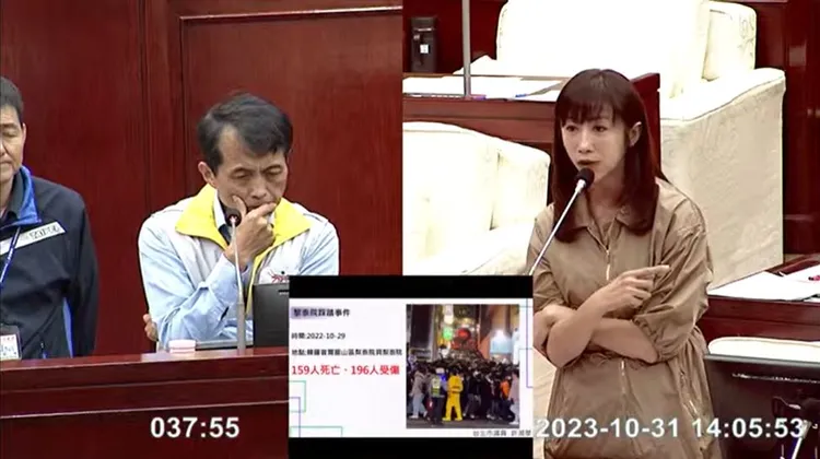 許淑華在議會交通部門質詢交通局長謝銘鴻，大巨蛋周邊塞車怎麼辦？翻攝議會直播畫面