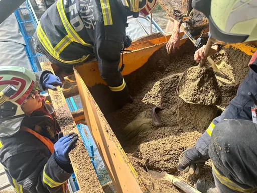 台中砂石廠78歲工人跌落遭砂石埯埋　拉出已無生命跡象
