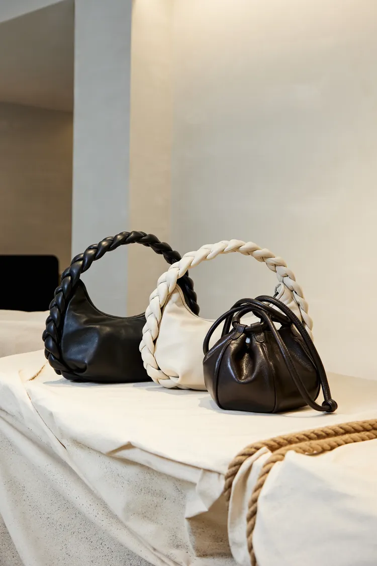 HEREU肩背包1萬9500元、側背包1萬7500元。品牌提供