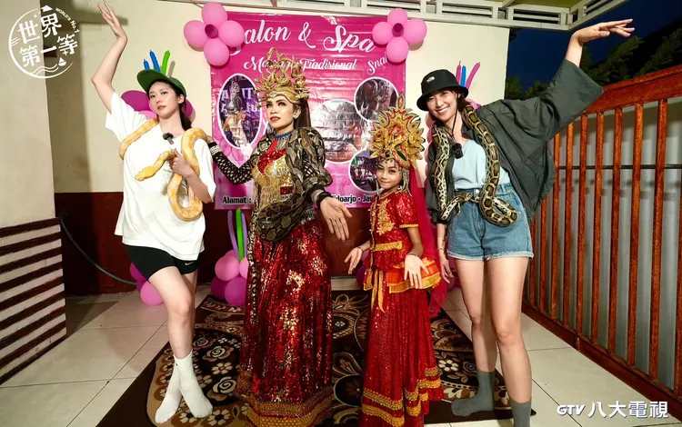 張景嵐(左)、李懿(右)成功與蛇共舞。八大電視台提供