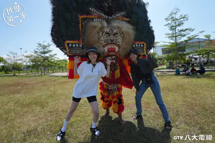 張景嵐(左)、李懿(右)親眼見到巨型面具感到超震撼。八大電視台提供