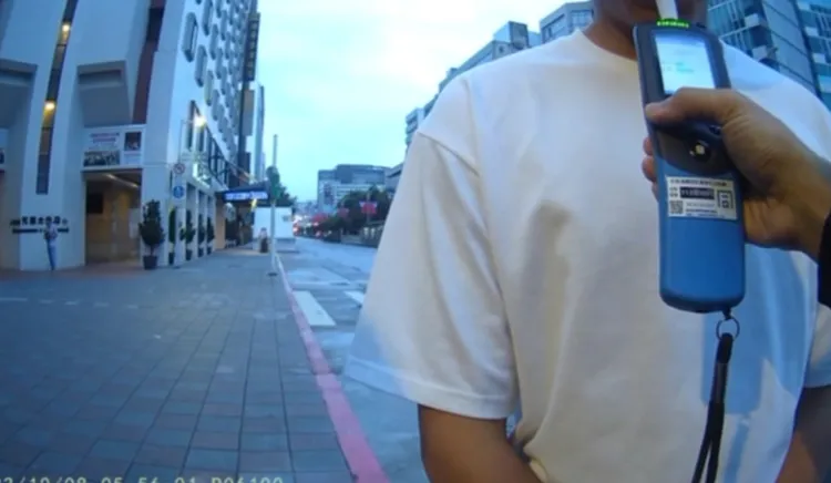 警方對陳男實施酒測。翻攝畫面