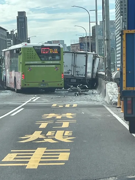 新北中山桥公车追撞小货车 13人紧急送医!道路全面封堵
