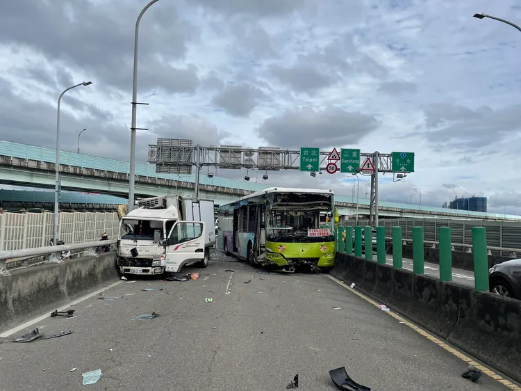 小貨車遭公車追撞後又撞上護欄，車頭毀壞嚴重。翻攝畫面