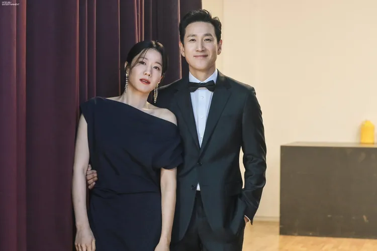 李善均（右）、田慧振結婚14年，是韓國著名的銀色夫妻檔。翻攝HODU&U娛樂